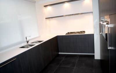 Antraciet houtmotief maatwerk keuken